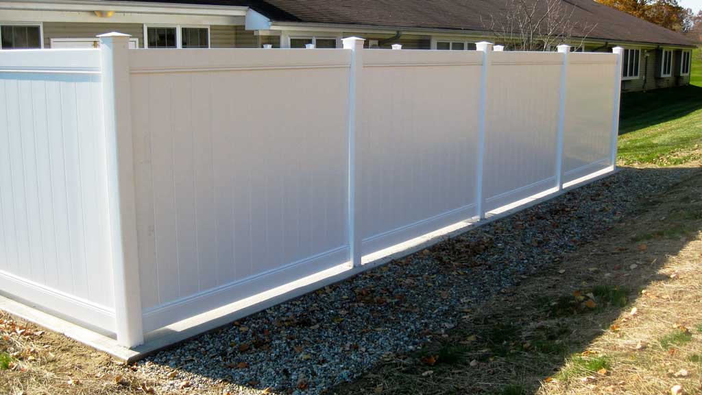 white vinyl fence