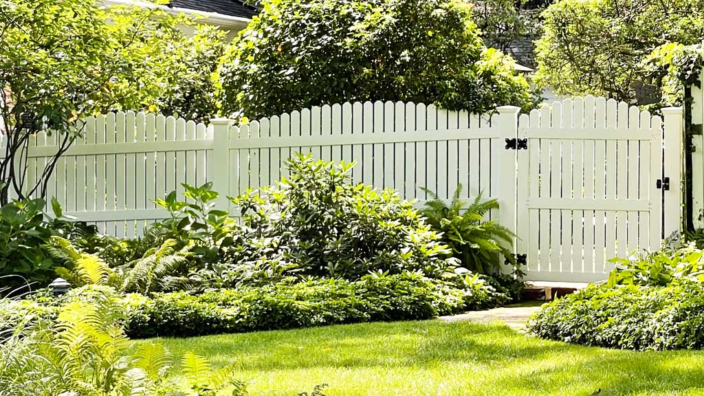 vinyl picket fence with arches