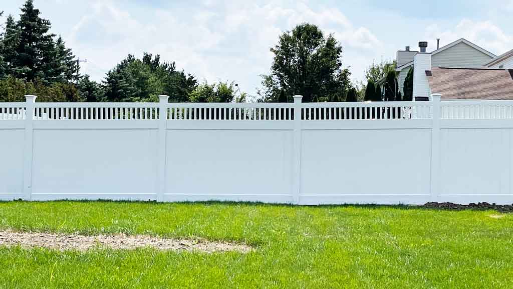 vinyl privacy fence with picket top accent