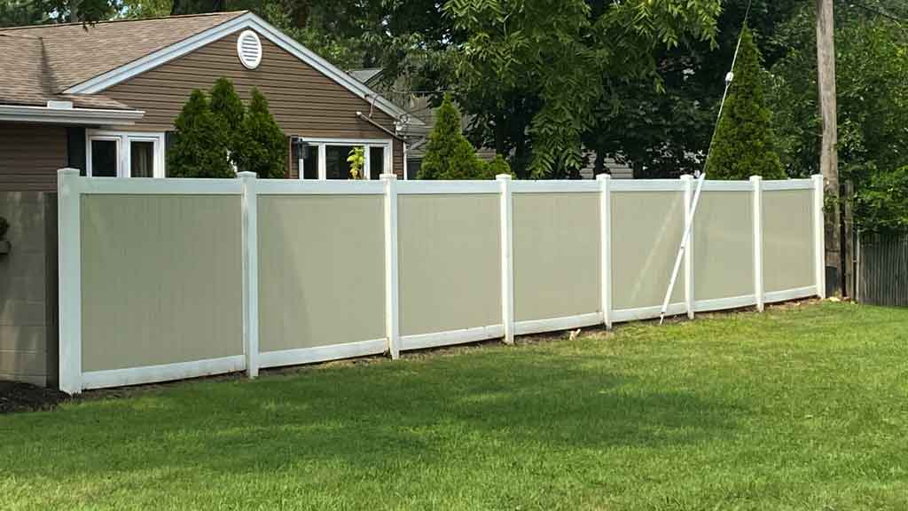 vinyl fence with 2 colors