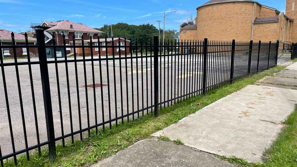 pointed top black aluminum fence