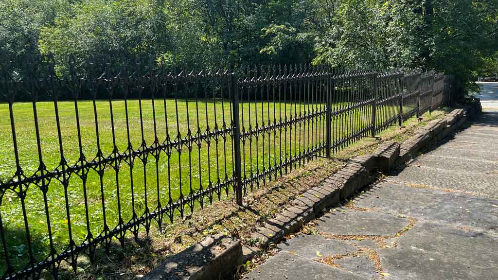 How to install chain link fence on eneven ground - bias cut