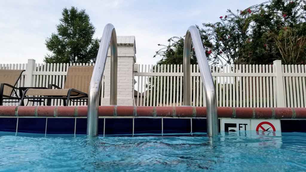 vinyl fence around swimming pool