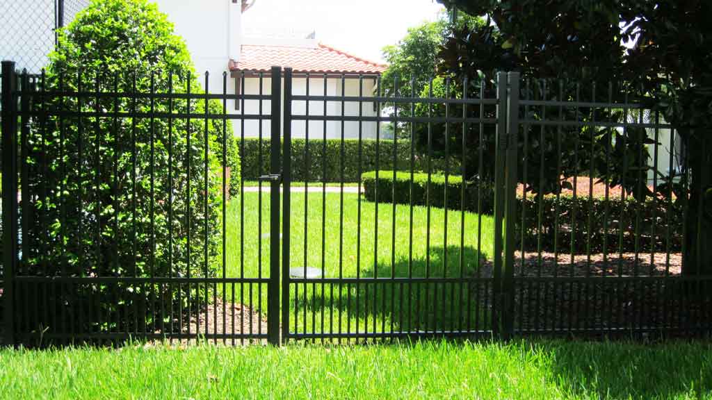 Aluminum fence outlet with puppy pickets