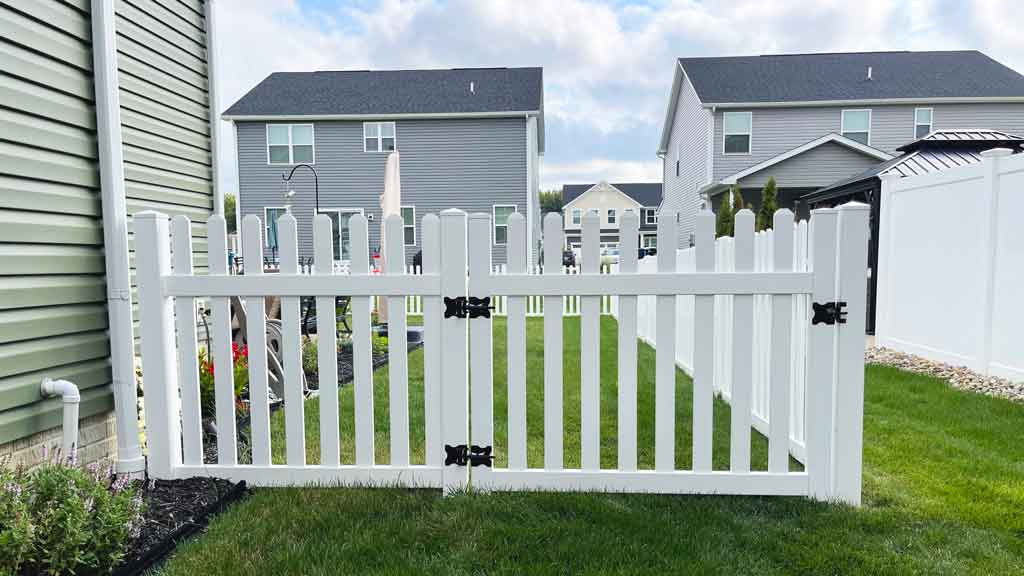 vinyl picket fence and gate