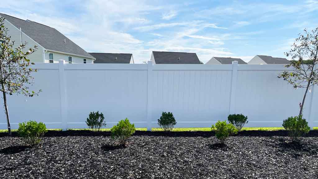 6' white vinyl privacy fence