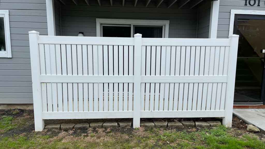 semi private vinyl fence