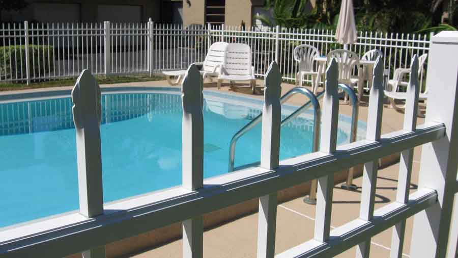 picket top white aluminum fence