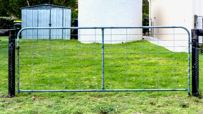 farm gate with wire mesh fill