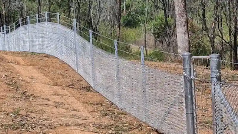 long line of fence with star pickets